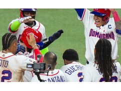 【WBC】 ドミニカ選手に「お～いお茶」を飲ませてみた結果。これが日本が世界に誇る緑茶