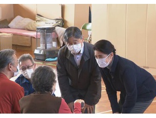 天皇夫妻熊本訪問を一日延期　天候悪化のため