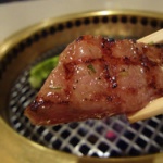 焼肉で白米食うのなんで邪道なの？普通食うよな？おまえら肉だけで腹一杯になるのか？