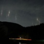 【衝撃画像】福井県の夜空に突然無数の『漁火光柱』が出現！　エヴァのサードインパクトかｗｗｗ
