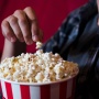 ツイッタラー「映画館の売店で20分以上並んでも、8組の客すら捌けず飲み物すら買えなかった」 → 物議に