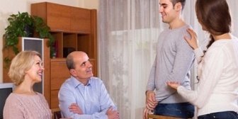 それぞれの親はそれぞれの子が面倒を見るのが一番ラクだよね。だから自分の実家に嫁は連れてかない。