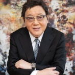 【画像】秋元康さん(67)ここに来て最もしっくり来る髪型に出会う