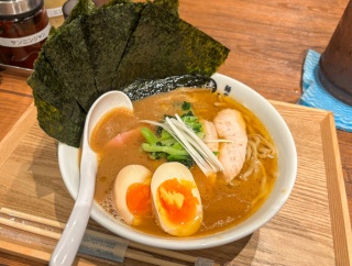 「麺や晴斗」の『晴斗特製ラーメン』（高槻市天神町）【たかつーグルメ】