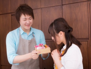 【女の勘】息子が結婚したいと言う相手を連れてきて、互いの両親を招いてお食事会。気になったのは彼女さんの持ち物。全て新品のように見える。その持ち物の出どころを聞いてみると…