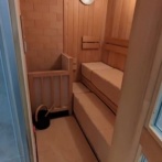 例の高級サウナ、サウナ室の通風口をこじ開けてそこから助けを求めていた痕跡が見つかる