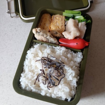 マウントとってる。と、紫空のくじら作りました。