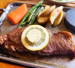 大沼湖畔にあるムーディーなログハウスステーキ店！七飯町軍川「ランバーハウス」