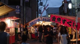 夏祭りの露店で当たり無しのくじ引き　1万4000円分引いた客が警察に相談して逮捕…大阪