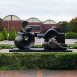 『家族のよう。ヘンリームーアの四つに分かれた横たわる人体・山梨県立美術館』の画像