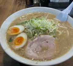 飲んだ後は背脂だよね　こってりらーめん 誉