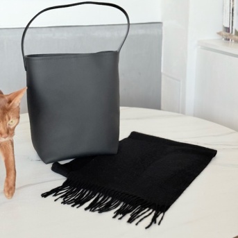 【PR】最近黒にハマっている♪ 本革ワンハンドルバッグ&カシミヤマフラー