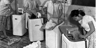 友人にお母さん(故人)は結婚後何やってたの？と聞かれたので専業と答えたら鼻で笑われた