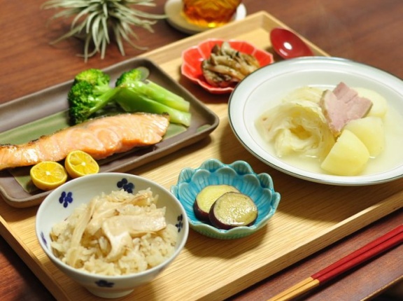 「大人のおしゃれ手帖」12月号の旬菜の一品「さつまいも」とアメリカ産松茸で炊き込みご飯と和風ポトフで晩ごはん