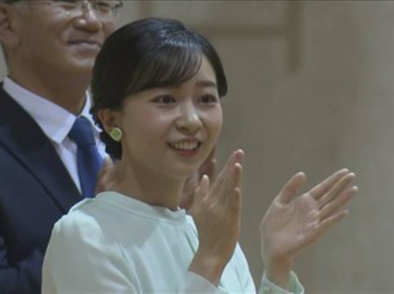 佳子さま　滋賀県湖南市にある福祉施設をご訪問・小学生と一緒に“信楽焼たぬき”の色付け作業