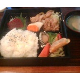 『新橋 喫茶トップ ランチ「日替り・マグロ刺身と生姜焼き」850円』の画像