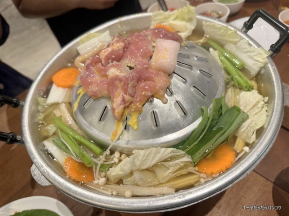 【YumYum Mookata　ヤムヤムムーカタ】　at　エカマイ通り（Soi4の反対側位）　～新店舗！清潔＆深夜まで営業のエカマイにできたおすすめムーカタ店～