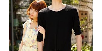 友達の紹介で知り合った男性が偶然初恋の彼と同じ職場だと知り、好きじゃないけどその男性と付き合うことした