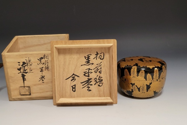 椿蒔絵の棗一斉作 巧み