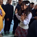 【悲報】あたシコ女子アナ、爆乳が目立つ服を着て男子高校生を取材するｗｗｗ