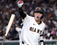 【悲報】坂本勇人さん、内野手全員が集まってるのに一人だけサードで腕組んでて草