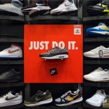 『【NKE】コロナウイルスによって直営店半数閉鎖の緊急事態!巨大市場の圧力に屈したナイキの諸事情とは。』の画像