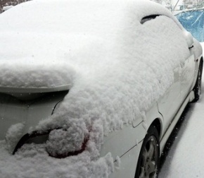 車の雪下ろしはスノーブラシや水を使うのが良い お湯だとガラスが割れたりお湯が凍ったりと良くない結果になるかも 何でも雑記板 新