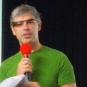 ラリー・ペイジCEOがGoogleメガネをかけて登場
