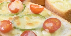 爽やかな味わい♪ミニトマトのフレッシュピザトースト