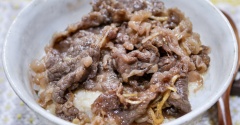 残り物集合「牛しぐれ煮のとろろ丼」（気分はお盆休み）