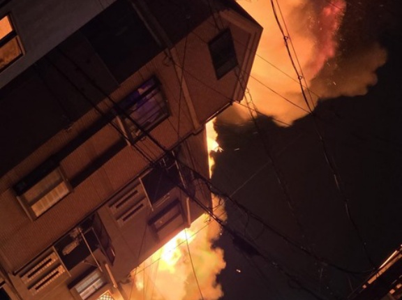 【火事情報】大阪府門真市石原町付近 住宅街建物から炎あがる火災4月20日 #大阪 #門真 #火災