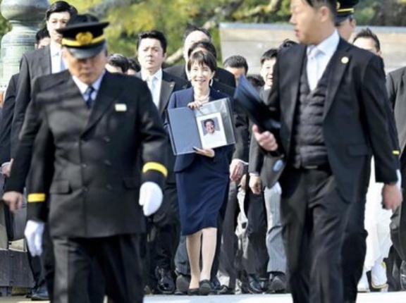 高市早苗総理　伊勢神宮参拝　安倍元総理の遺影を持って