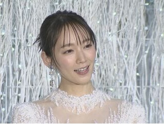 【純白のドレスで登場！】里帆ちゃんのクリスマス＝大河ドラマ撮影現場！「健康診断？ そんな暇ないよ～！」可愛すぎる激務宣言」