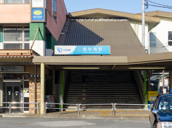 南林間駅の階段の踊り場にあるのは何？【やまとクイズ】