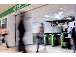 改札前女「えっ？なんでこんな所に改札が！？定期出さなきゃ…」ｶﾞｻｺﾞｿ