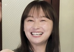 【画像】日向坂OG、生々しすぎるナマ腋を披露してしまうwwwwww