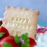 18歳の誕生日はガーリーピンクな【苺ドリップケーキ】