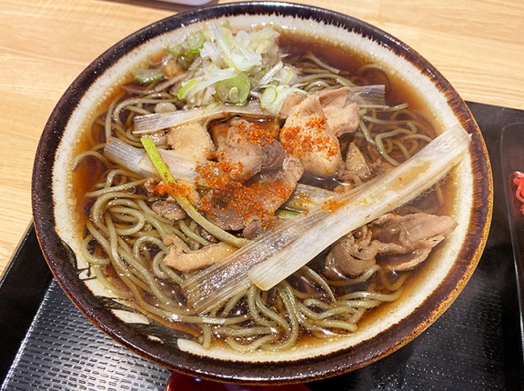 釧路風かしわそばとは何か？函館市鍛冶「立喰いそば 新橋」