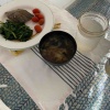 サーモンとほうれん草、味噌汁の朝ごはん