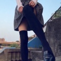 【画像】女さん、パンツが見えないように靴下を履き直してしまう