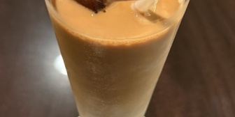 【ななし】ねるちゃん「うわ、上級国民のカフェラテも氷がコーヒーで出来てるんだ…」