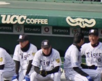 金本、横田の頭をしばく