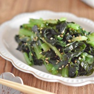 【レンジ調理で簡単】作り置きもできる心強い副菜おかず！！小松菜とわかめのナムルの作り方
