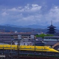ドクターイエロー梅雨の京都を通過