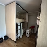 海外宿で外出中に事件発生の匂い。