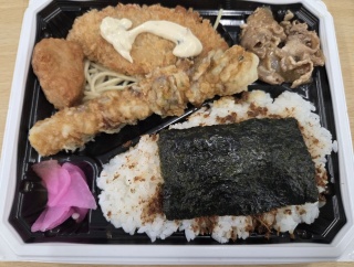 きょうの昼メシ　ミニストップのお弁当(手作り弁当　ミックスのり弁当)