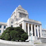 （朝日新聞社説）つなぐ’２６　退潮する民主主義　「分断の罠」に陥らぬよう