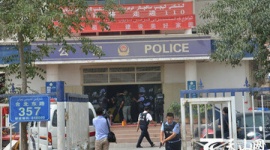 新疆ウイグル自治区で、刀やおので武装したグループが派出所襲撃…2人が死亡、襲撃した9人も全員射殺。天安門突入との関連は不明…中国