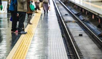 駅でホームから転落した人を救助した結果wwwwwwwww【Twitter】