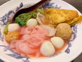 バンコクの８年連続ビブグルマン「林老五」にて紅腐乳麺「イエンターフォー」を生麺センヤイで